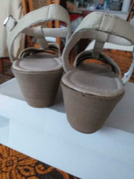 Продавам изгодно 4 чифта нови и запазени дамски кожени обувки №37