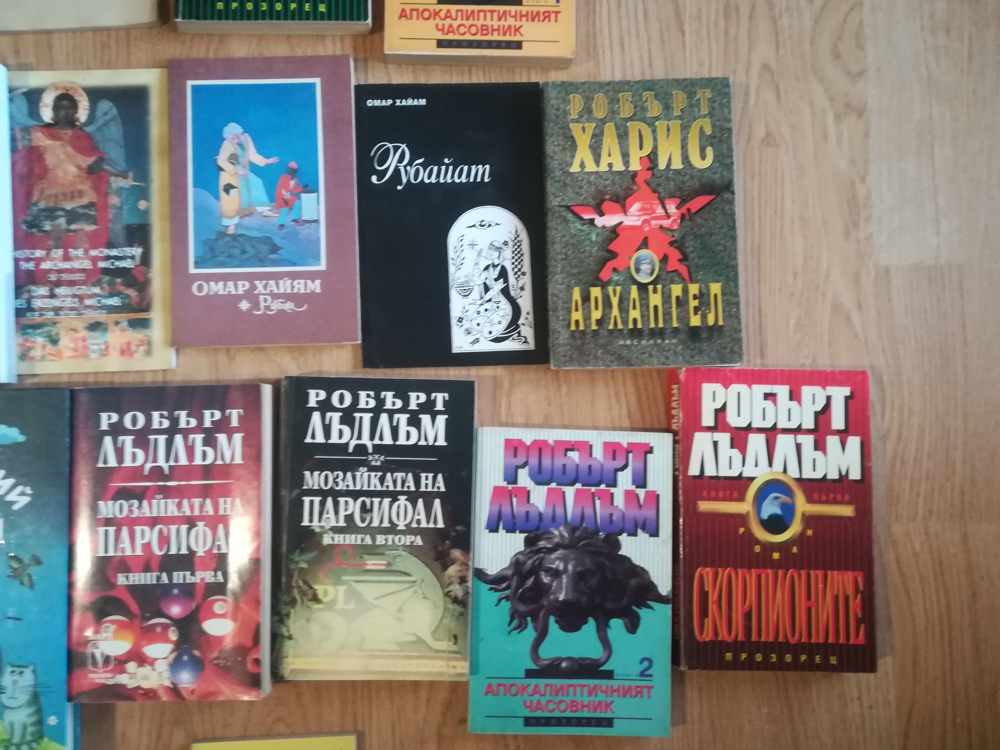 Продавам книги, речници и картички