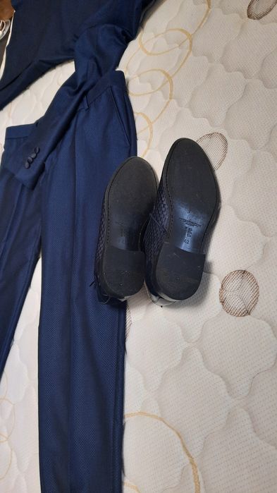 Продавам костюм и обувки на Теодор