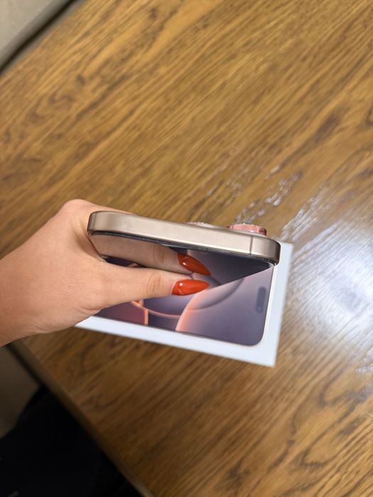 Продавам Iphone 16 Pro Max Desert Titanium