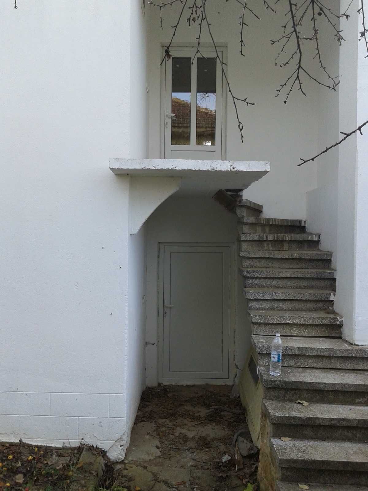 Масивна къща в село Голяма Брестница