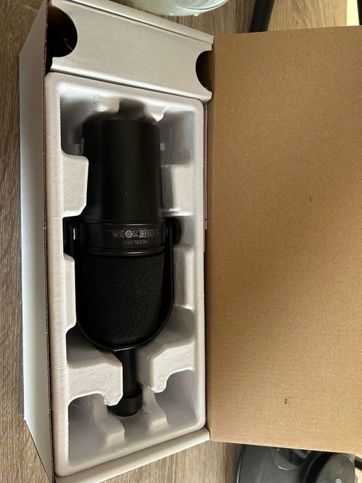 Microfon Shure MV7 pentru podcast