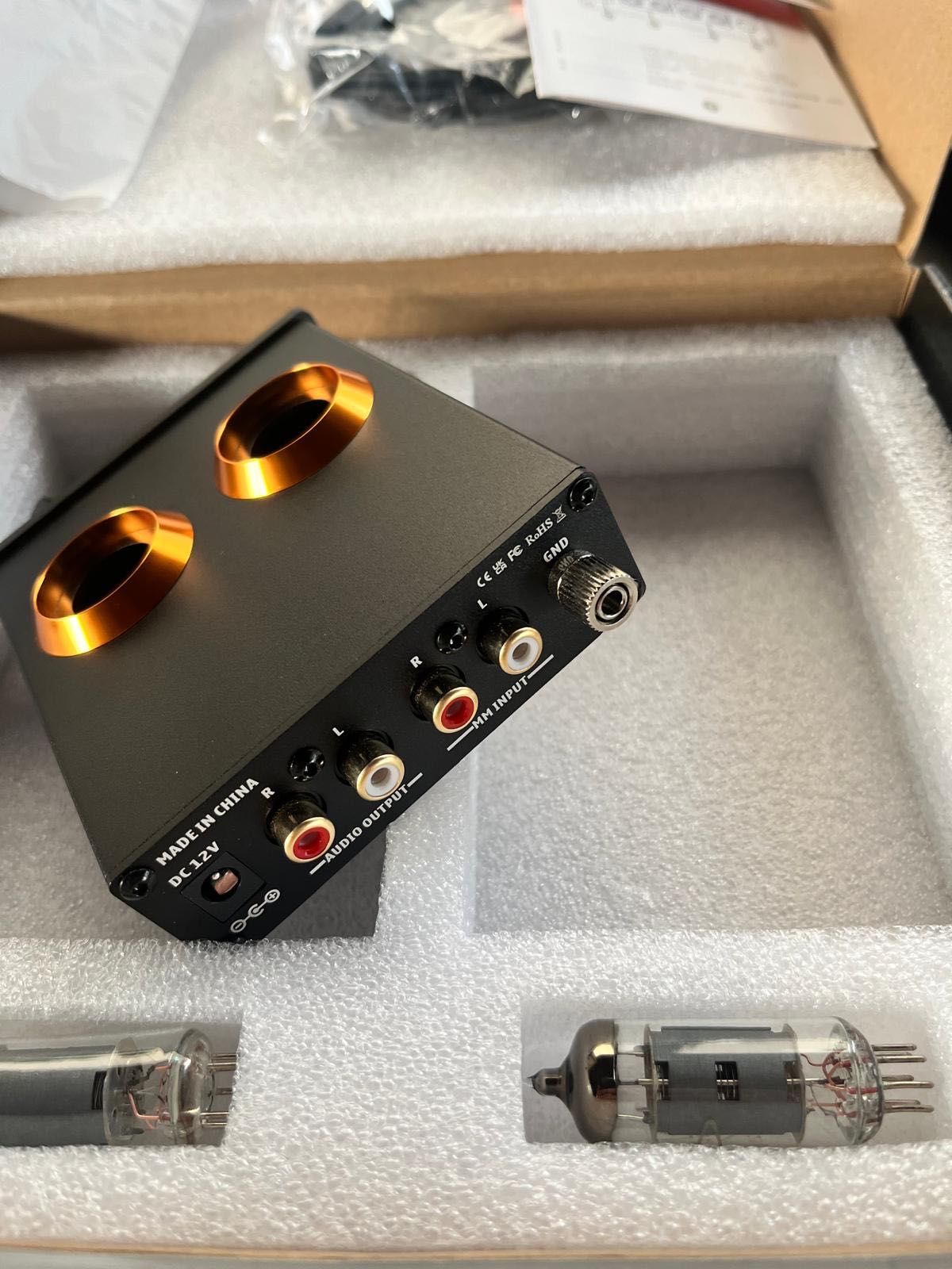 Vând preamplificator pick-up universal cu lămpi