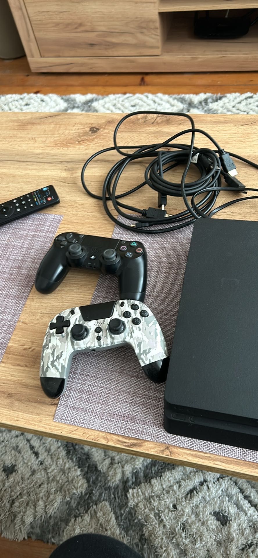 PlayStation 4 slim два джойстика и игра