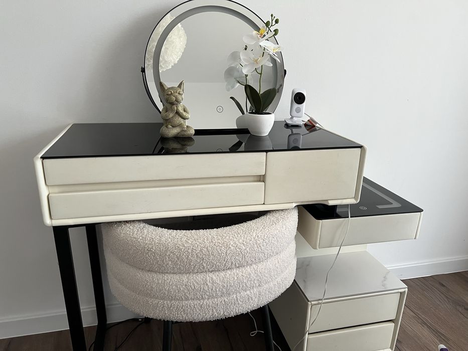 Masa machiej cu oglinda si scaun