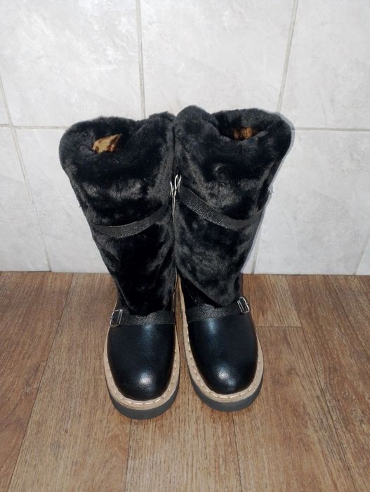 Продам новые унты 42 размер.