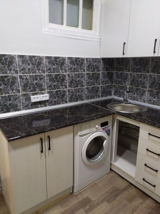 Просторная 1 комнатная с мебелью и техникой в центре Чирчика