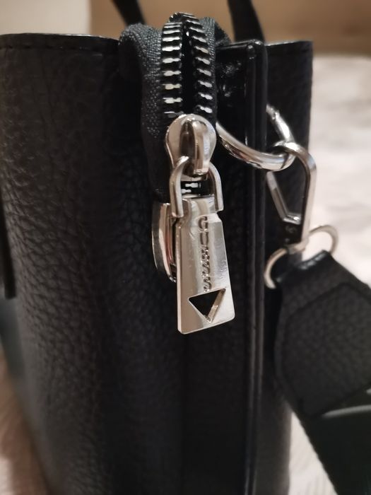 Дамска чанта през рамо GUESS р-р 18/20/9 см.