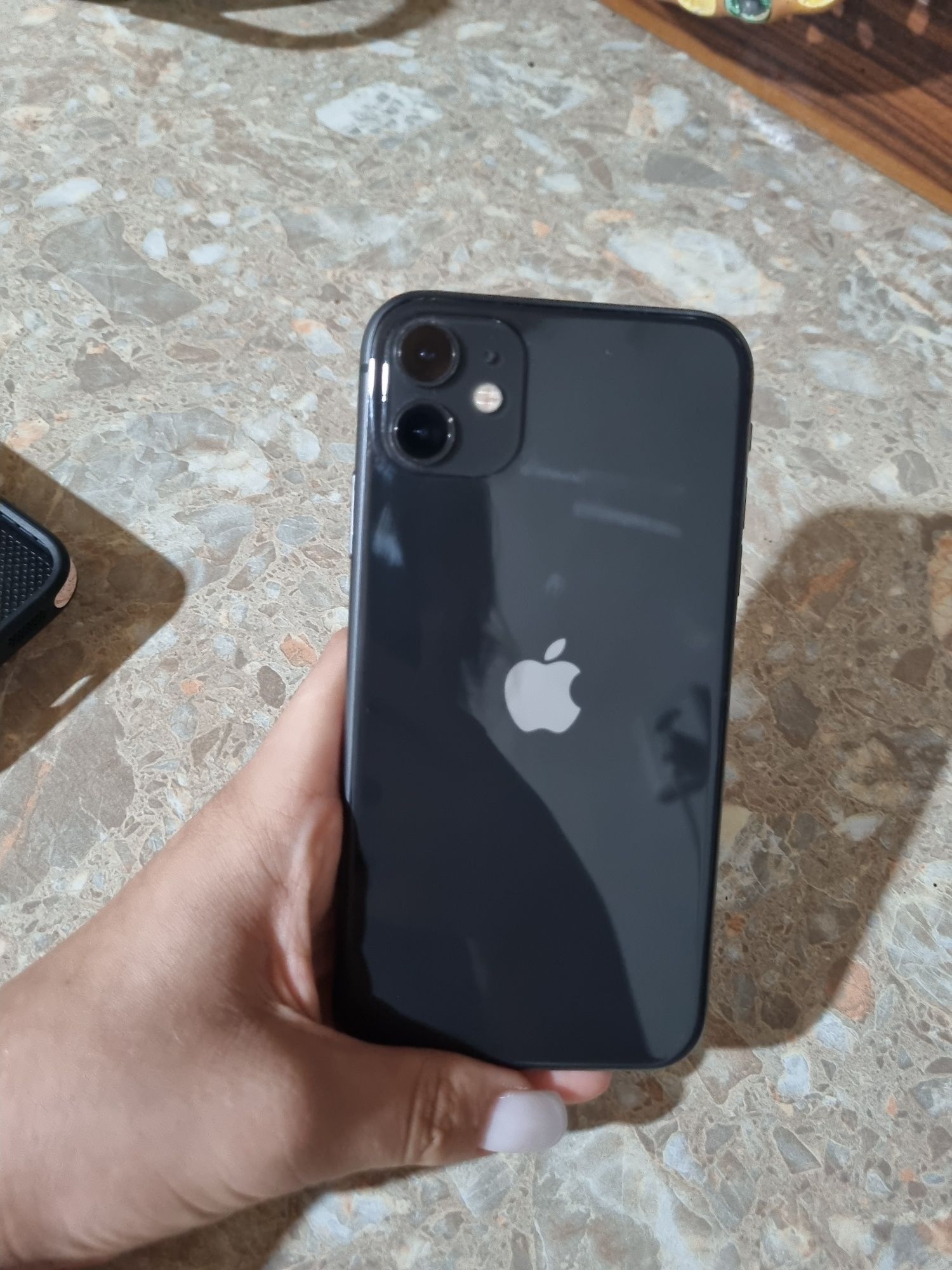 Iphone 11 сотилади холати идиал янгидек кизим ишлатган ранги кора