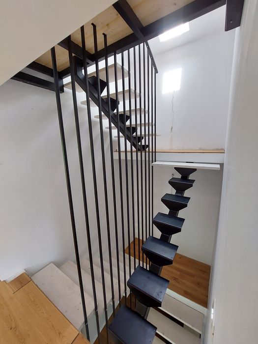 Scări metalice cu lemn masiv – design cu vang central, la comandă