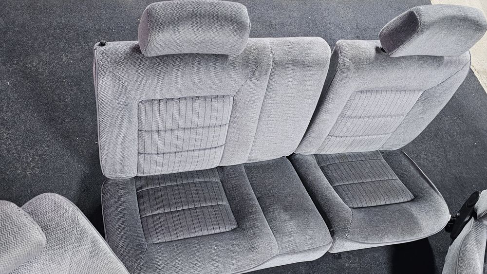 Interior original Volkswagen Golf 2 Carat (4usi)

Stare foarte buna
Sc