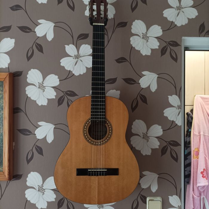 Продавам акустична китара ползвана малко