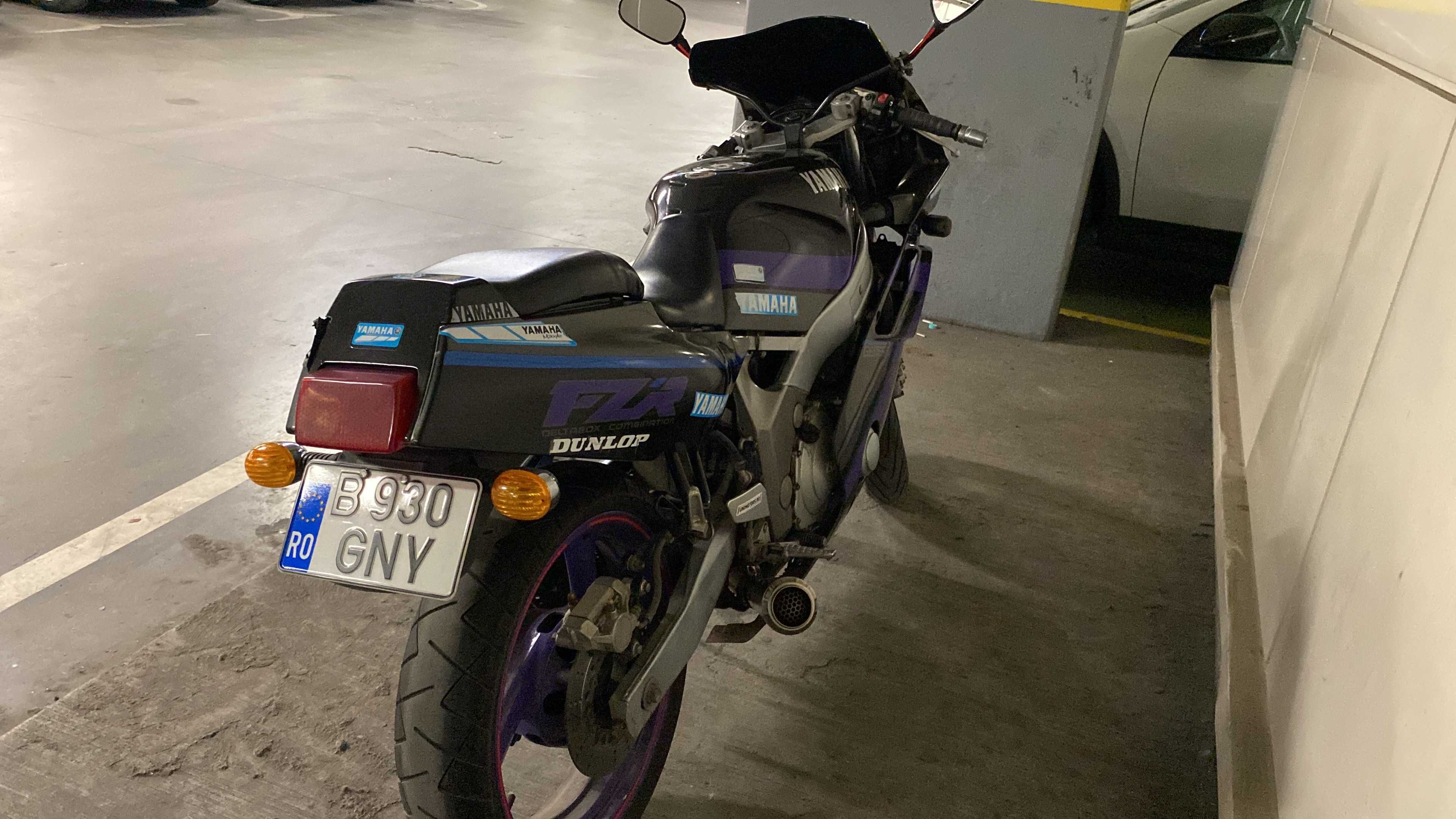 Motocicleta Yamaha FZR 600R