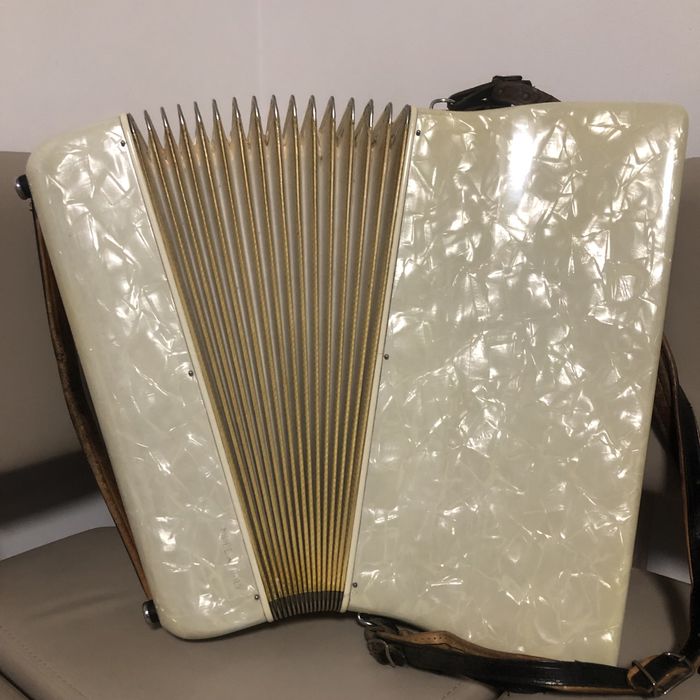 Acordeon Italian Bell 120 bași- alb perlat