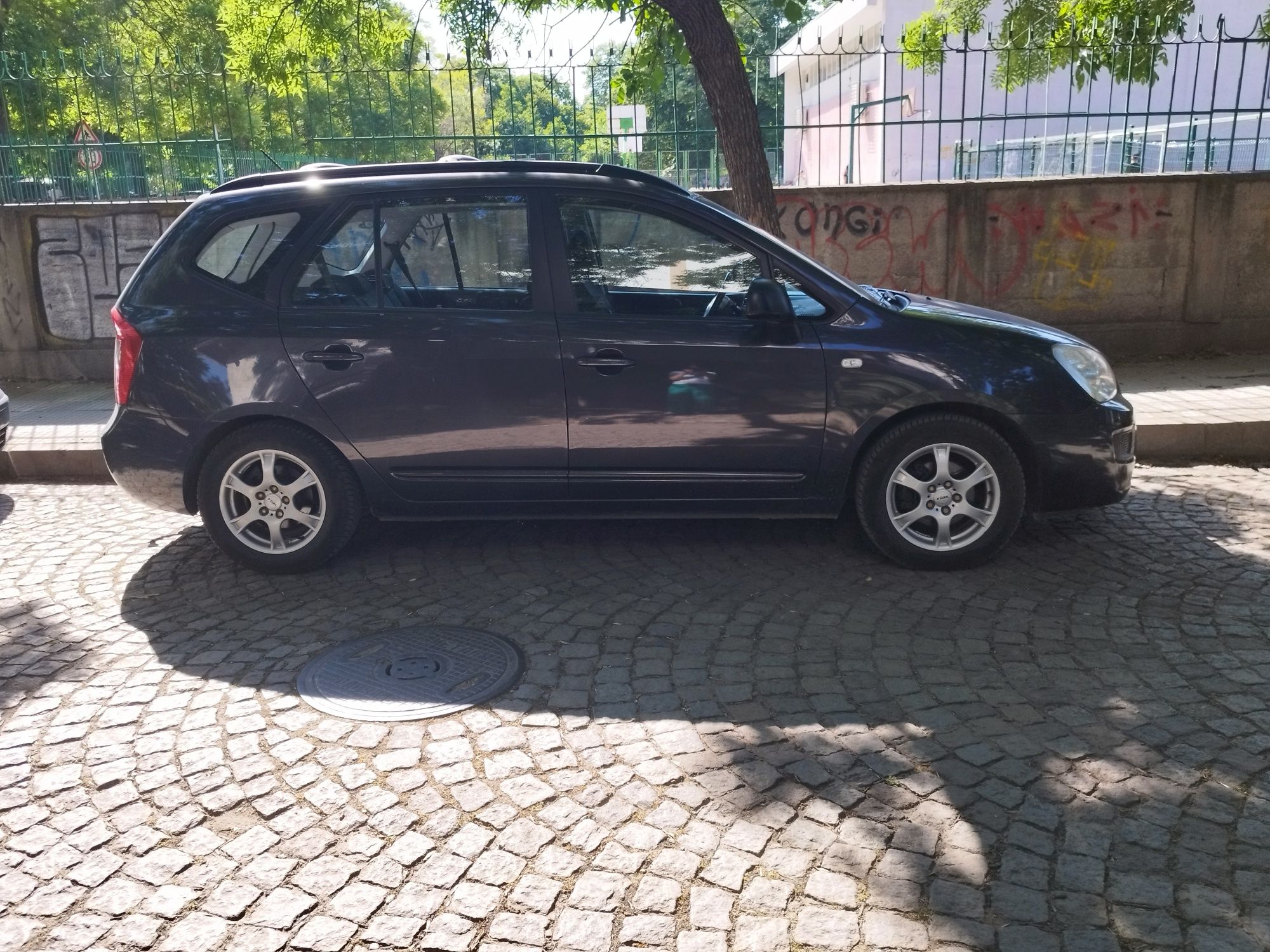 Автомобил KIA Carens 2.0