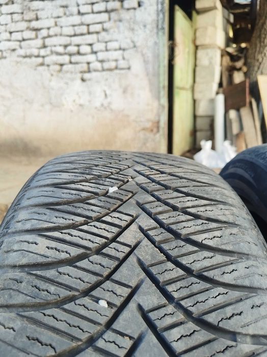 Зимни всесезонни гуми 3бр 225/50/17 DOT 1024