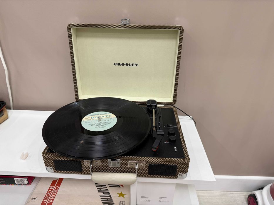Проигрыватель грампластинок Crosley Cruiser Deluxe и 9 пластинок