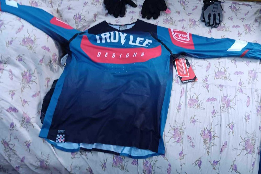 Tricouri Troyleedesigns