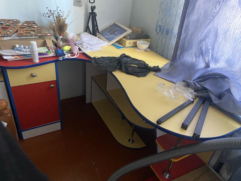 Продам Шкаф и стол