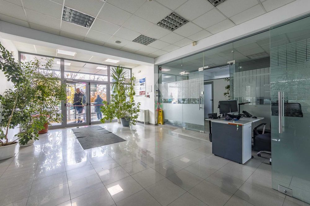 Дава под наем просторен офис в ж. к. Хаджи Димитър