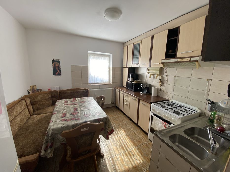 De vanzare apartament 2 camere, etaj 3, zona Piata mica