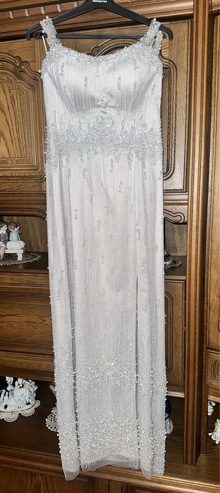 Vând rochie de ocazie cusută la comandă