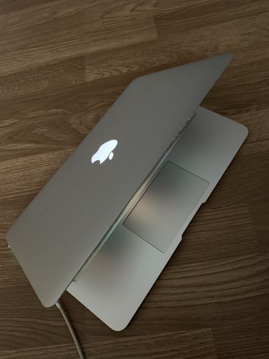 Laptop MacBook Air Slim intel core i5,Display 11,6,Tastatura luminata.