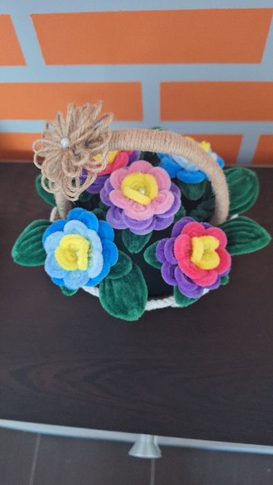 Aranjament floral din sarma plusata