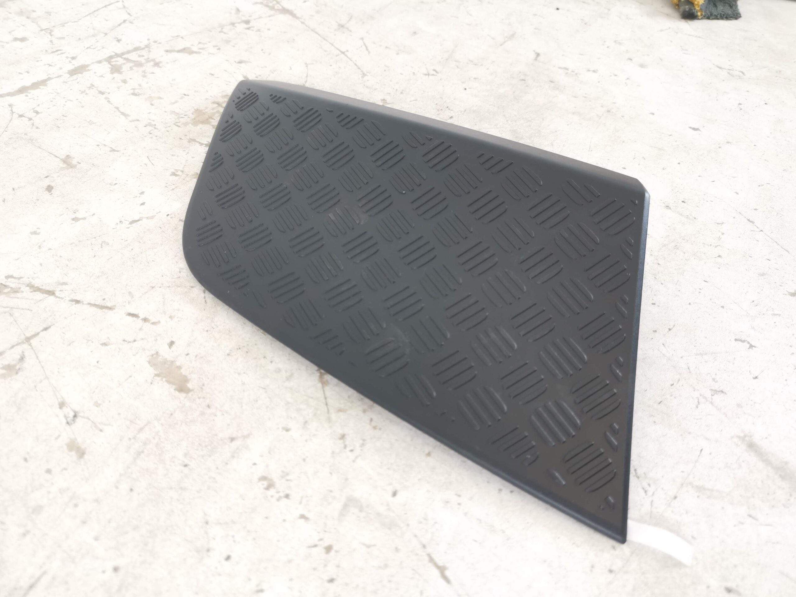 Ляв калобран / Mud Guard Left Land Rover Defender 2 generation [ - ] L