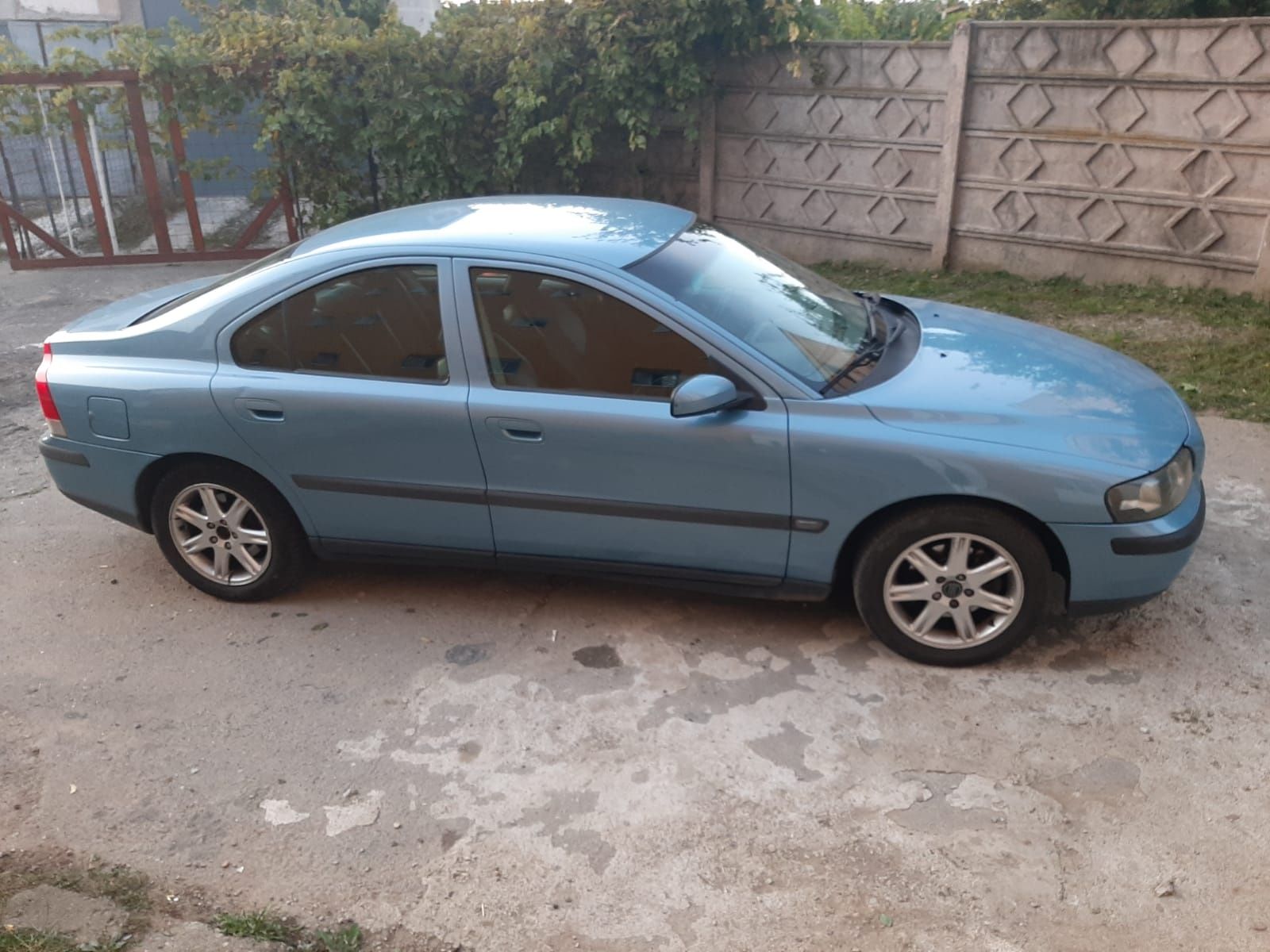 Volvo S60 ,motor defect ,cureaua ruptă ,estetic se prezintă bine !