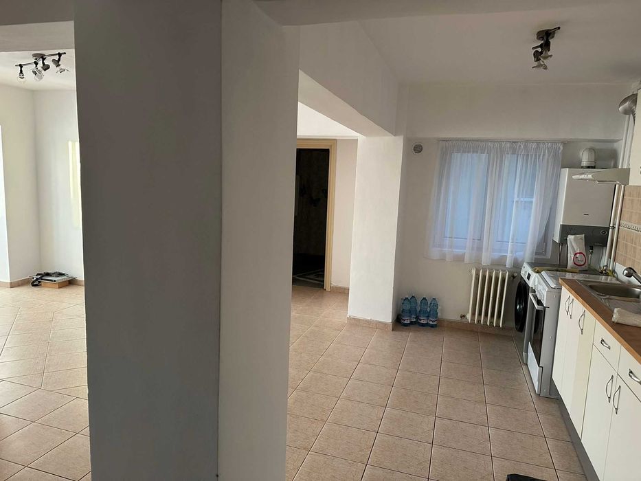 Inchiriez apartament cu 3 camere