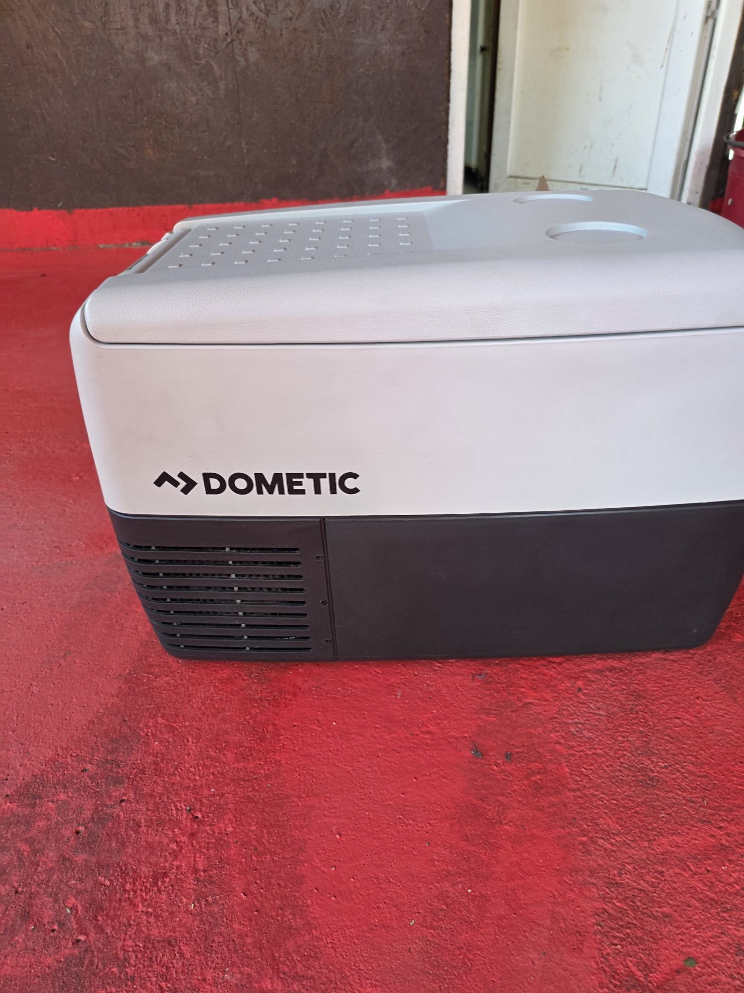 Lada Dometic la 12v si 24 cu adaptor original 220v ca nouă 10 zile fol