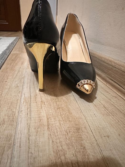 Чисто нови обувки с ток