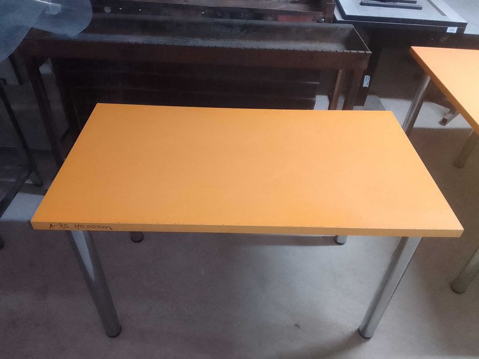 Стол оранжевый. Оборудование