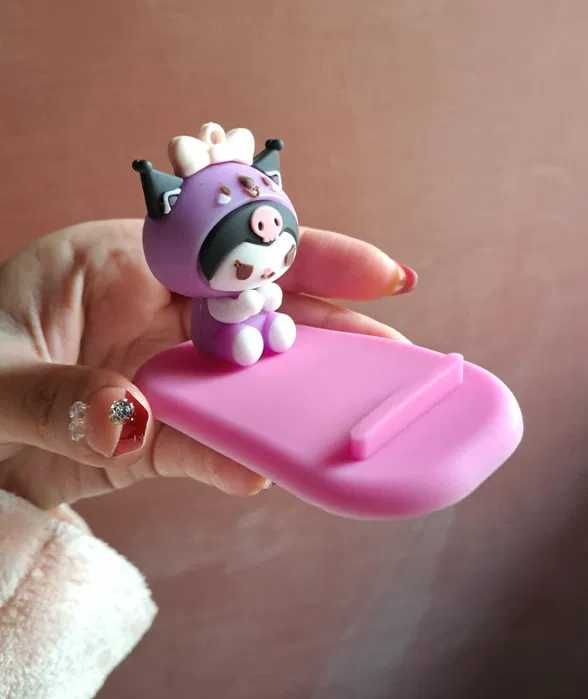 Suport siliconat telefon cu personajul kuromi sanrio din hello kitty