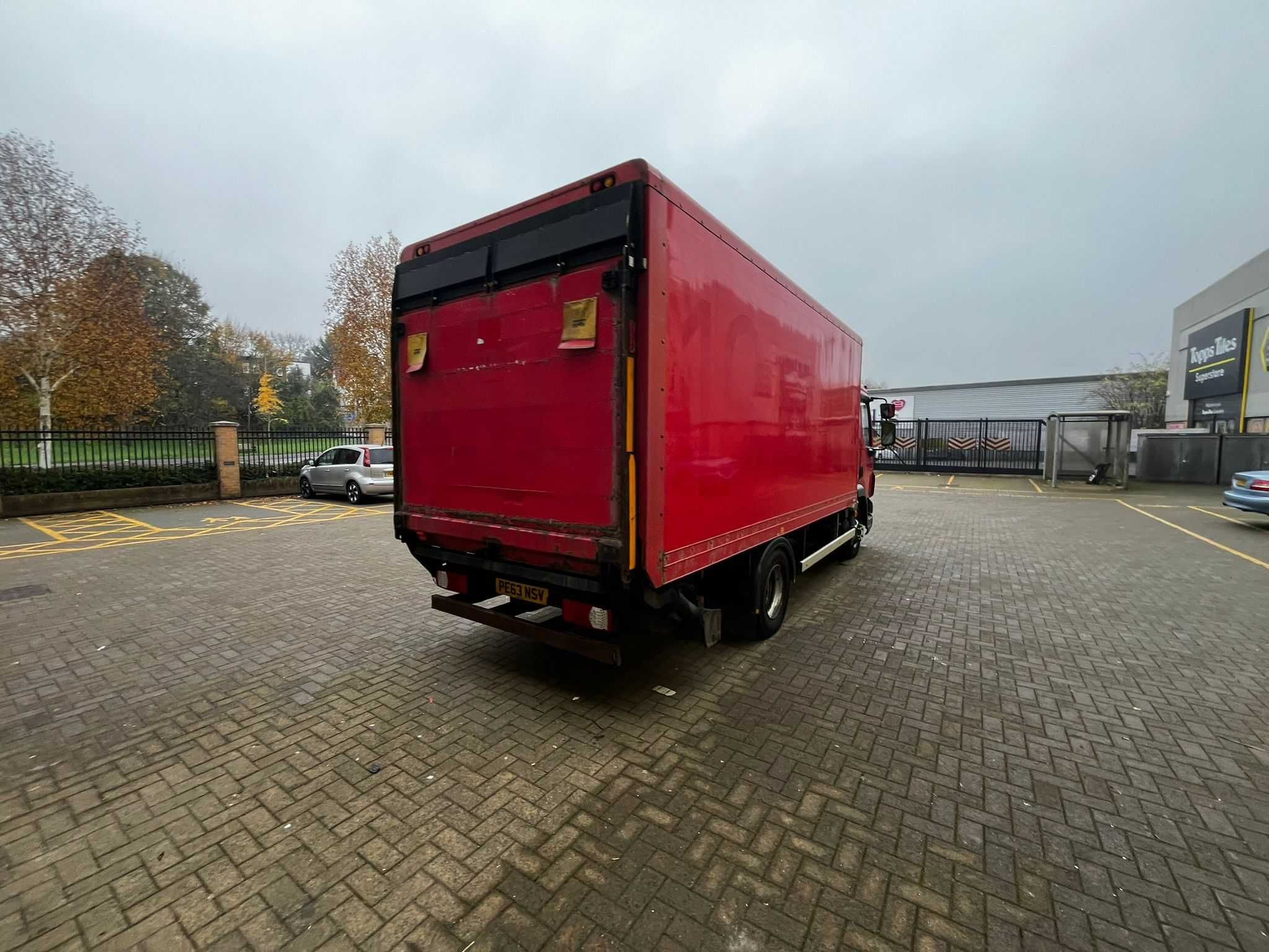 DAF 7.5т 2013г Камион с кутия и падащ борд / RHD / Отлично поддържан