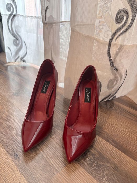 Обувки чисто нови