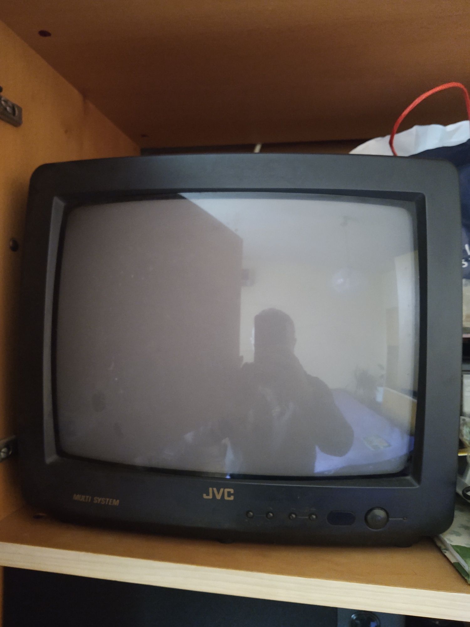 Малък телевизор JVC с диагонал 35 сантиметра