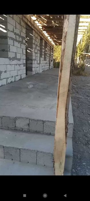 Uchaska sotiladi tomiga loy bosilgan devori pena blokdan urilgan