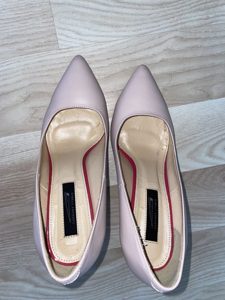 Vând pantofi stiletto , din piele , Garkony. Măsura 38