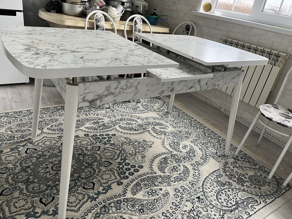 Продается Стол и стулья