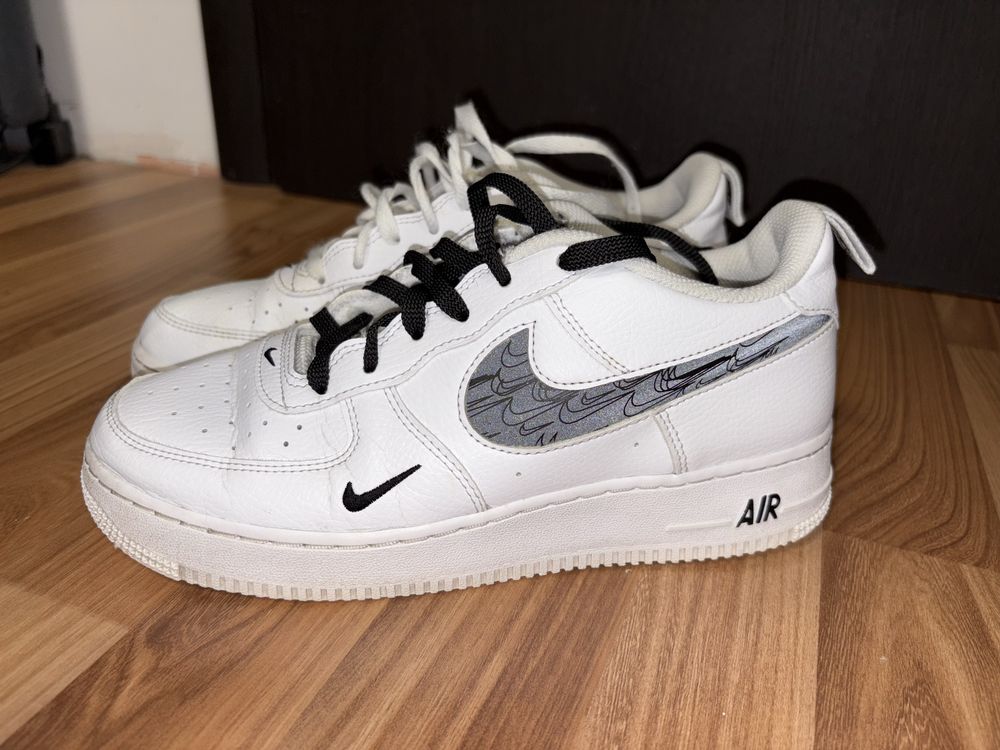 Nike Air Force 1 ’07 – Бели с черно лого | Стилни и удобни!
