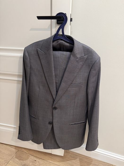 Продам 4 мужских костюма 46 размер