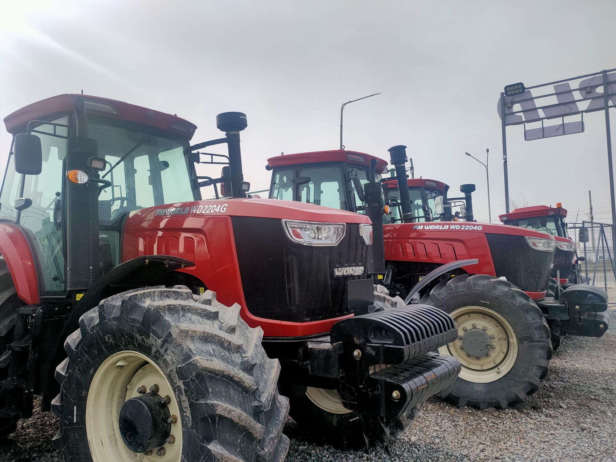 FM WORLD  2204 Traktorlari