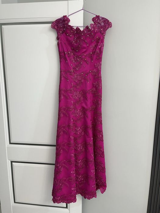 Продаю платья, пальто. В хорошем состоянии.