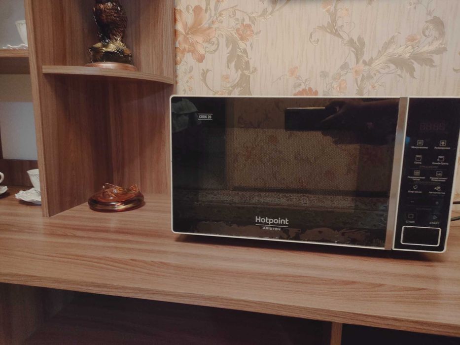 Микроволновая печь в отличном состоянии Hotpoint-Ariston