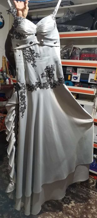 Абитуриенска рокля