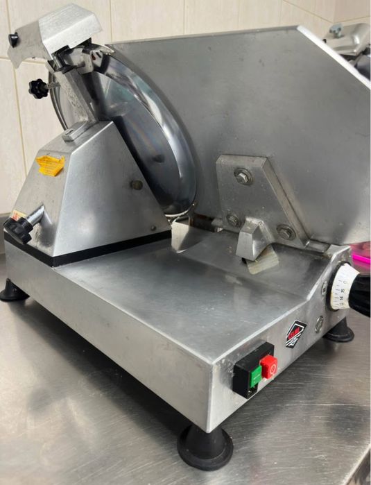 Продавам колбасорезачка 30 см диаметър на ножа