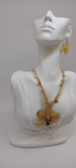 Колие с естествен цвят на орхидея.  Дължината е максимално 30 см