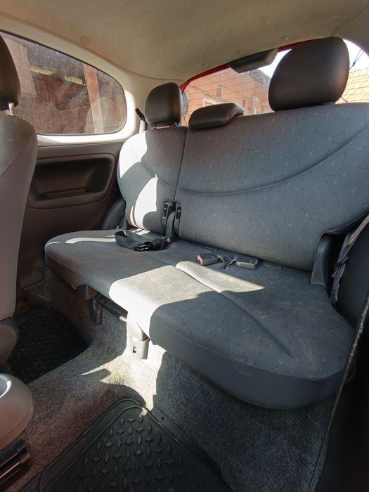 Vând sau schimb Toyota Yaris